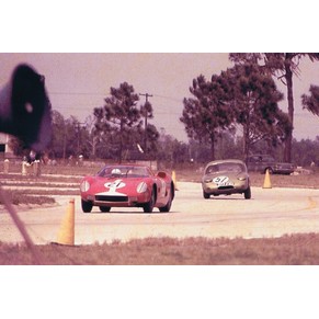 Photo 1964 Ferrari 330 P n°21 John Surtees + Lorenzo Bandini / Scuderia Ferrari / Sebring 12 hours (Usa)