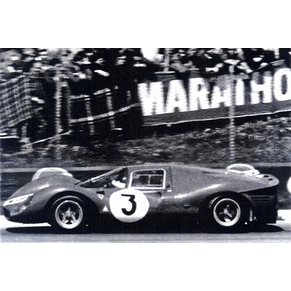 Photo 1967 Ferrari 330 P4 n°3 Lorenzo Bandini + Chris Amon / Scuderia Ferrari / Monza 1000 km (I